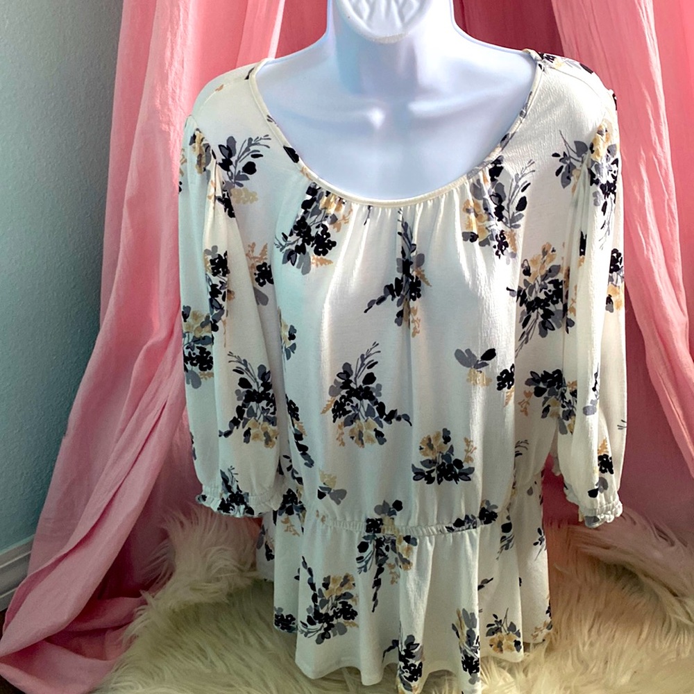 This classy floral shirt is so cute and will go with anything